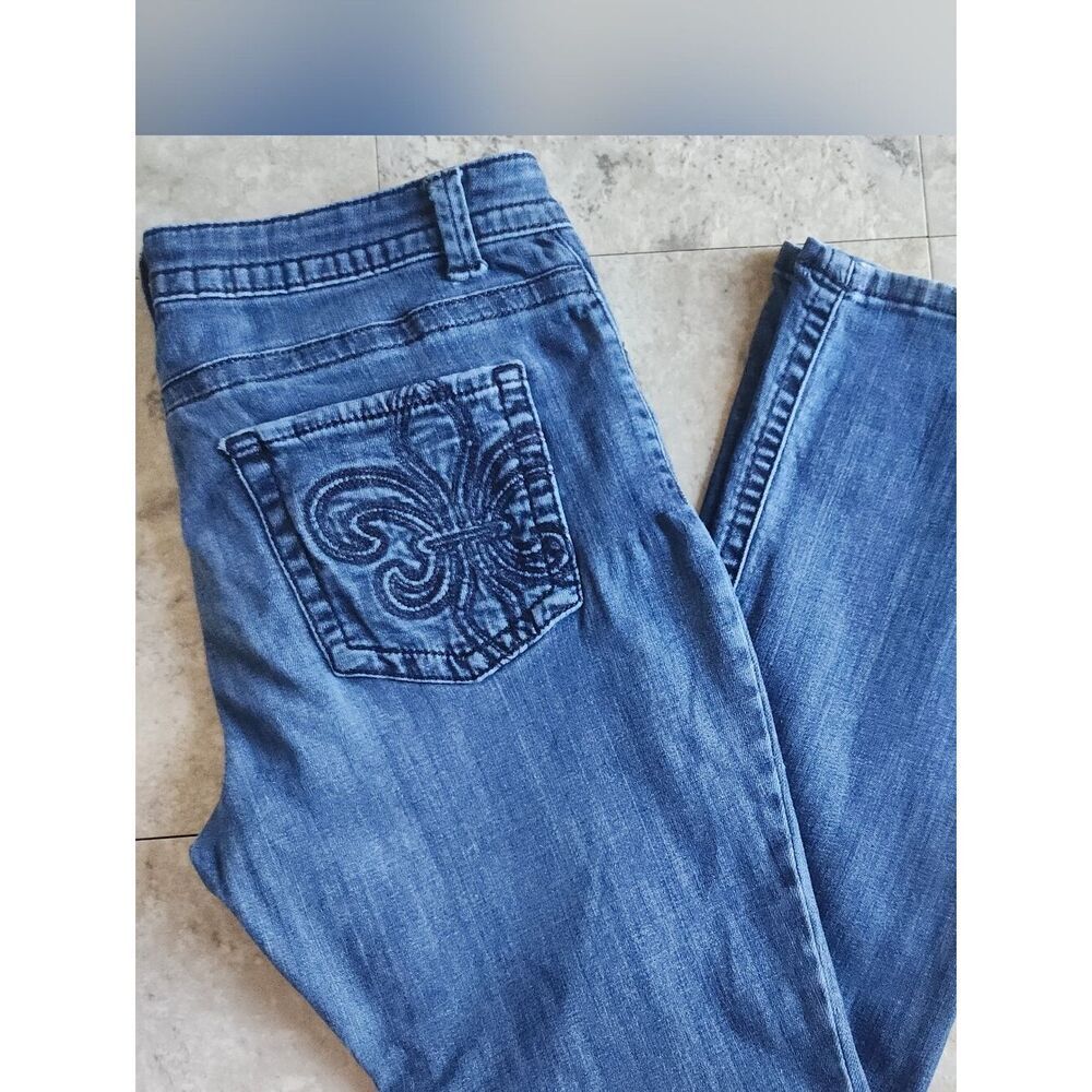 28 Lee Slender Secret- Sits low on waist- Blue Embroidered fluer De Lis Pockets